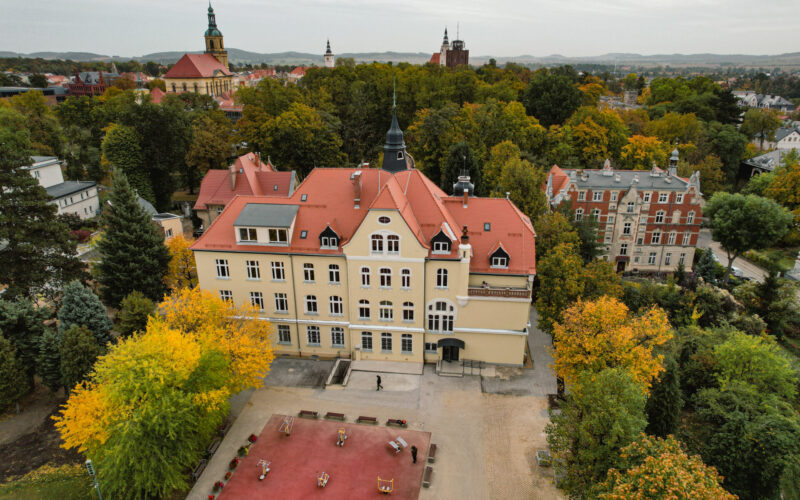 budynek szkoły z tyłu